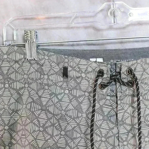 QuikSilver Boardshort Size 34 grey/graphic pattern w/front pockets and back velc - Picture 4 of 9